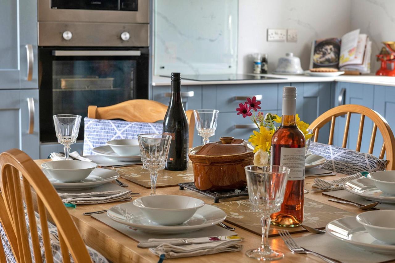 Finest Retreats - Moelis Granary - Luxury Cottage With Hot Tub Llandrillo Exterior photo