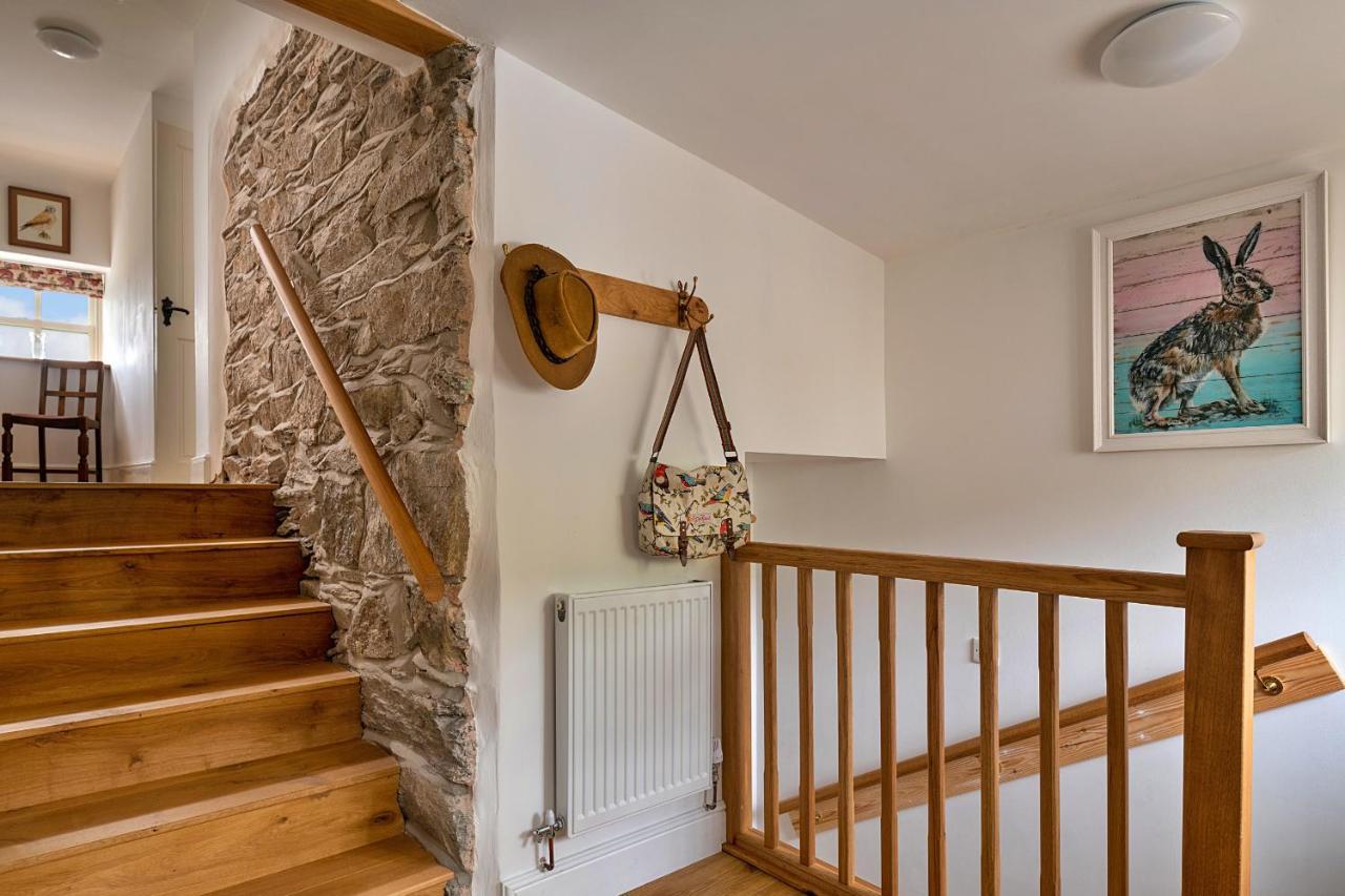 Finest Retreats - Moelis Granary - Luxury Cottage With Hot Tub Llandrillo Exterior photo