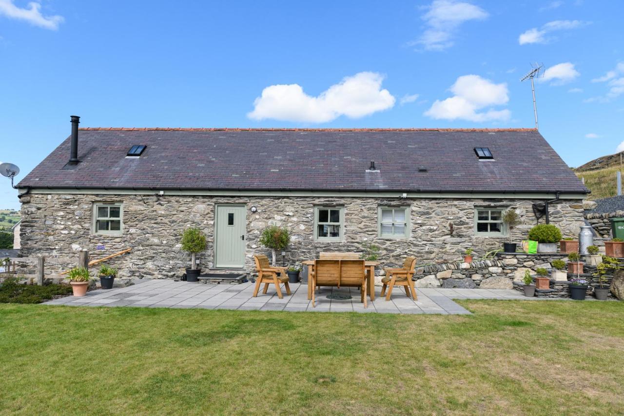 Finest Retreats - Moelis Granary - Luxury Cottage With Hot Tub Llandrillo Exterior photo