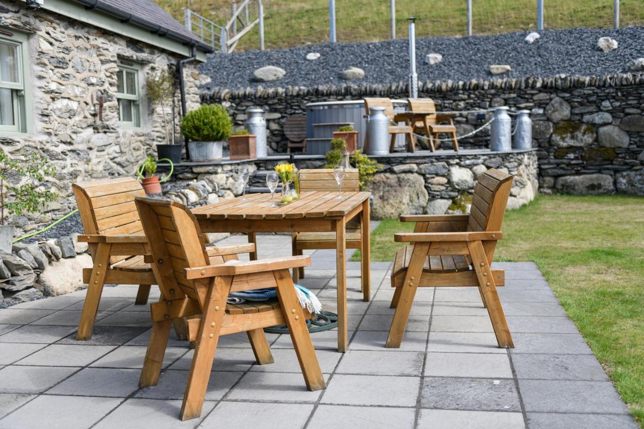 Finest Retreats - Moelis Granary - Luxury Cottage With Hot Tub Llandrillo Exterior photo